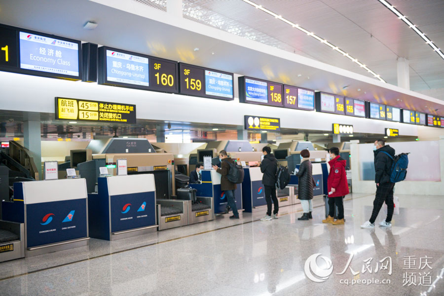 春运开启 重庆机场火车站加强防控保障旅客出行